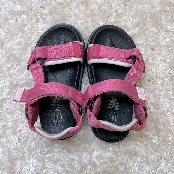 GAP || NWOT Strappy Toddler Sandals (7-8C) - Picture 3 of 8
